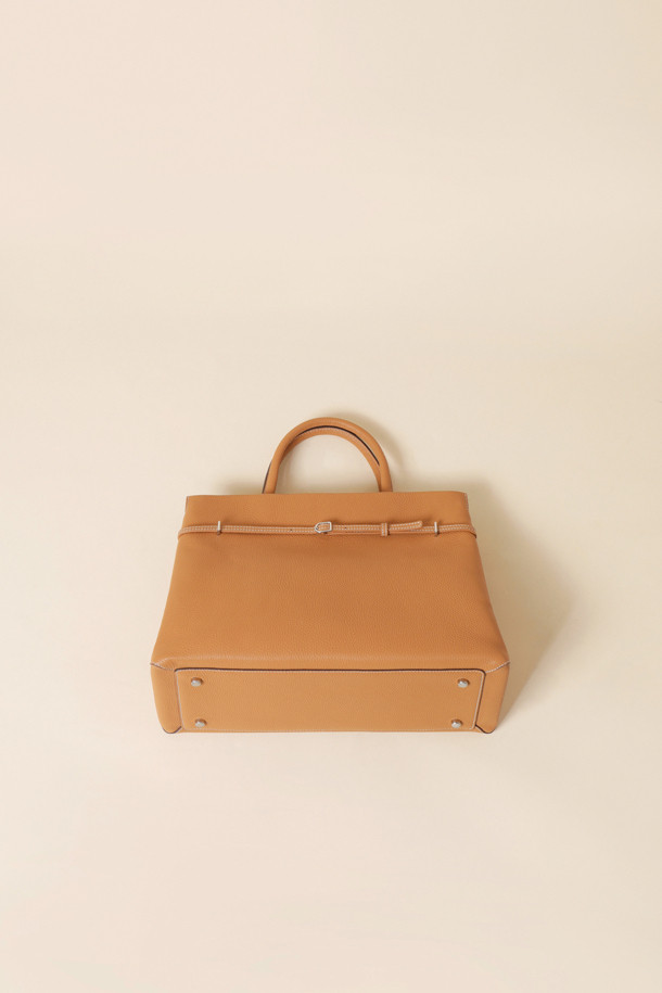 세련된 Adele 토트 36은 브라운과 카멜 두 가지 색상으로 출시된 여성용 토트백입니다. 가죽 소재로 제작되어 고급스러운 느낌을 주며, 미디엄 사이즈로 실용성을 더했습니다. 사각형 디자인에 지퍼형 잠금 방식으로 소지품을 안전하게 보관할 수 있습니다. 숄더 스트랩이 있어 숄더백으로도 활용 가능하며, 오피스룩, 비즈니스 캐주얼, 모임룩 등 다양한 TPO에 잘 어울립니다. 클래식, 미니멀, 시크 스타일을 즐겨 입는 여성에게 추천합니다.
