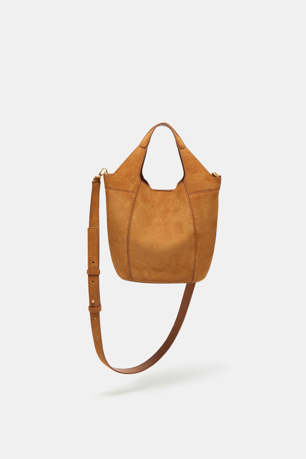 Teaberry (티베리) 토트 17 스웨이드 여성 토트백은 부드러운 스웨이드 소재로 제작되어 고급스러운 분위기를 자아냅니다. 브라운 컬러의 미디엄 사이즈, 반원 모양 디자인으로 세련된 데이트룩, 모임룩, 출근룩에 잘 어울립니다. 숄더 스트랩이 있어 편리하게 멜 수 있으며, 오픈형 잠금 방식으로 소지품을 쉽게 넣고 꺼낼 수 있습니다. 클래식, 미니멀, 시크 스타일을 선호하는 여성분들께 추천하는 Teaberry (티베리) 브랜드의 토트백입니다.
