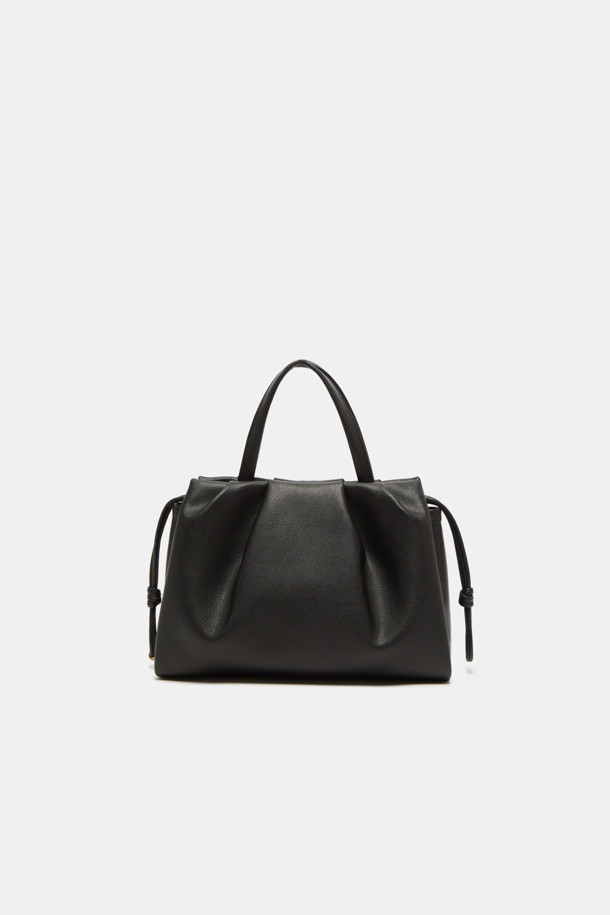 세련된 여성의 일상과 특별한 날을 빛내줄 비아 토트 32 토트백입니다. 부드러운 소가죽 소재에 엠보싱 패턴을 더해 고급스러운 느낌을 선사하며, 플리츠와 스크류 디테일로 포인트를 주어 클래식하면서도 시크한 매력을 강조합니다. 2-way 스타일로 숄더 스트랩 탈부착 및 조절이 가능하여 출근룩, 오피스룩, 모임룩 등 다양한 TPO에 맞춰 활용할 수 있습니다. 내부에는 지퍼 포켓 1개와 오픈 포켓 1개가 있어 실용적인 수납이 가능하며, 미디엄 사이즈로 데일리 아이템을 넉넉하게 수납할 수 있습니다. 골드와 실버 하드웨어, 사각 모양에 마그네틱형 잠금 방식으로 편리함까지 더했습니다.
