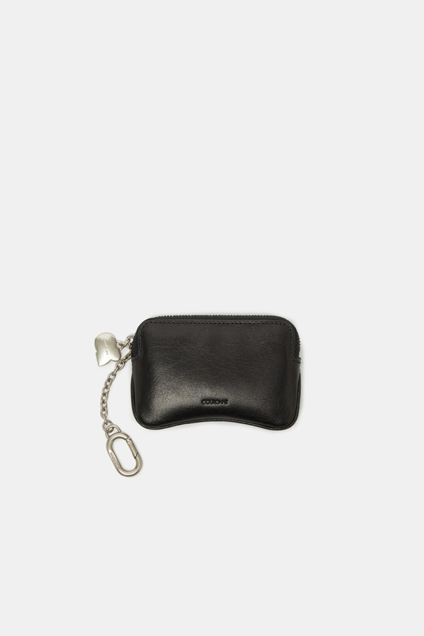 이브르 미니 카드는 크림, 실버 두 가지 컬러로 출시된 소가죽 소재의 미니 카드지갑입니다. 곡선형 디자인에 주름 패턴이 돋보이며, 메달 장식이 포인트를 더합니다. 내부에는 오른쪽 포켓 1개와 메인 수납공간 1개가 있어 키, 동전, 카드 등을 넉넉하게 수납할 수 있습니다. 데이트룩, 카페룩, 쇼핑룩 등 다양한 TPO에 잘 어울리며, 클래식, 미니멀, 시크 스타일을 즐기는 분들께 추천합니다. 이브르 미니 카드는 지갑 또는 가방 참으로 활용 가능하여 실용성을 높였습니다.
