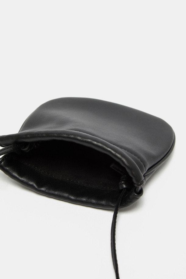 Bilo 크로스 참은 캐주얼, 클래식 스타일을 아우르는 미니 사이즈의 합성가죽 가방입니다. 블랙, 레드브라운 두 가지 색상으로 제공되며, 전통 한국식 복주머니 디자인에 광택 마감과 방수 기능을 더했습니다. 내부 수납공간이 있으며, 에어팟, 립스틱 등 소형 물품을 간편하게 보관할 수 있습니다. 매듭으로 길이 조절이 가능하여 크로스백으로 활용할 수 있으며, 데이트룩, 쇼핑룩에 포인트를 더하기 좋습니다.
