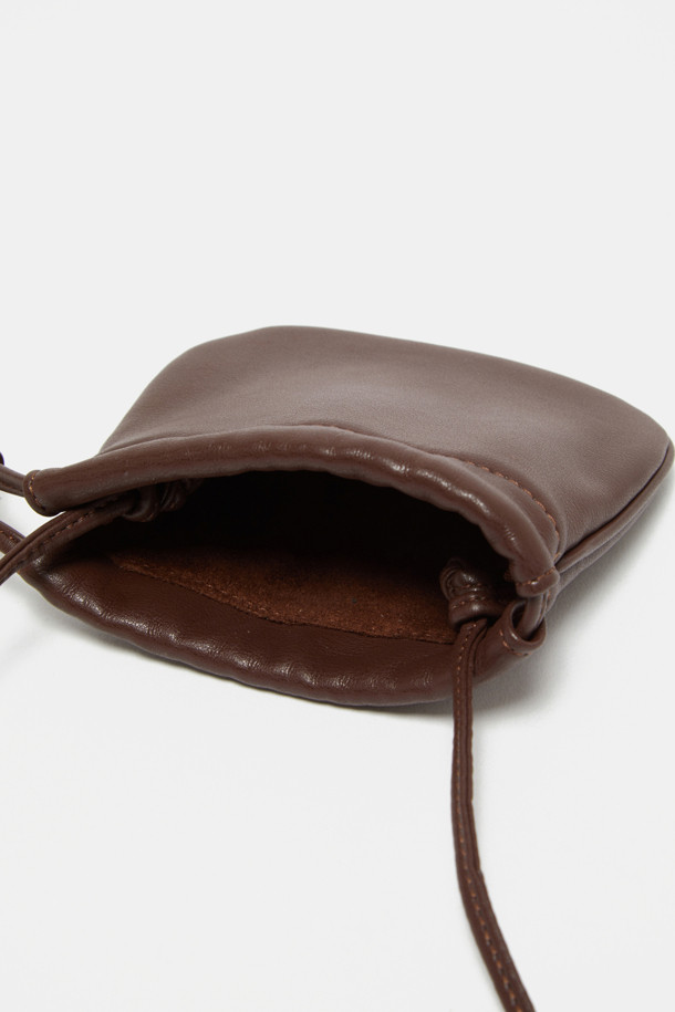 비로 크로스 참은 캐주얼 스타일의 미니 사이즈 가방입니다. 블랙, 레드 브라운 두 가지 색상으로 출시되었으며, 합성가죽 소재로 제작되어 가볍고 방수 기능과 오염 방지 기능이 있습니다. 복조리 디자인으로 내부 수납공간을 효율적으로 활용할 수 있으며, 길이 조절이 가능한 크로스바디 스트랩으로 편안하게 착용할 수 있습니다. 일상생활에서 동네 마실룩이나 여행룩에 매치하기 좋으며, 참 장식으로 포인트를 더할 수도 있습니다. 사각 형태의 디자인에 조임용 끈으로 간편하게 잠글 수 있습니다.
