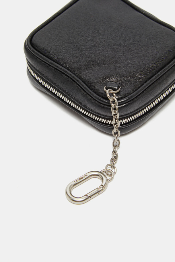 세련된 스타일을 완성하는 Hyper 지퍼 파우치입니다. 부드러운 합성가죽 소재에 무지 디자인으로 미니멀하고 시크한 매력을 더했습니다. 가볍고 방수 기능으로 실용성을 높였으며, 탈부착 가능한 체인과 사각 형태가 돋보입니다. 내부 2개의 수납공간과 2개의 오픈 포켓으로 넉넉한 수납력을 자랑하며, 데이트룩, 쇼핑룩, 카페룩 등 다양한 TPO에 활용 가능합니다. 여름 시즌에 특히 적합하며, 지퍼형 잠금 방식으로 소지품을 안전하게 보관할 수 있습니다.
