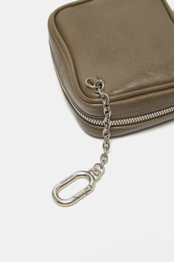 세련된 스타일을 완성하는 하이퍼 지퍼 파우치입니다. 미디엄 사이즈의 사각 디자인으로, 데이트룩, 쇼핑룩, 카페룩 등 어떤 TPO에도 잘 어울립니다. 가볍고 방수 기능이 있는 합성가죽 소재에 실버 컬러로 시크함과 미니멀한 매력을 더했습니다. 체인 장식과 지퍼 디테일이 돋보이며, 2개의 수납공간과 내부 오픈 포켓 2개로 실용성을 높였습니다. 여름철에도 부담 없이 사용할 수 있으며, 관리가 용이합니다.
