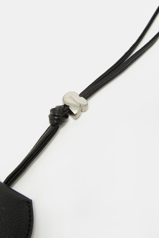 듀 미러 참은 매트 실버 컬러의 미니멀한 스타일을 추구하는 공용 참 장식입니다. 합성가죽과 금속 소재로 제작되었으며, 심플하고 시대를 초월하는 디자인이 특징입니다. 듀 미러 참은 생활 방수 기능과 함께 경량성을 갖춰 가방에 부착하여 사용하기 편리합니다. 내장된 미러는 독립형 손거울로 활용 가능하여, 일상생활에서 실용성을 더합니다.
