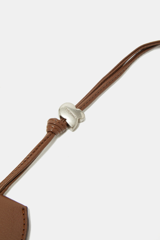 듀 미러 참은 매트 실버 컬러의 미니멀한 디자인이 돋보이는 미러참입니다. 합성가죽 소재로 제작되어 가볍고 여름철에도 쾌적하게 착용할 수 있습니다. 가방에 부착하여 간편하게 휴대할 수 있으며, 독립형 손거울 기능으로 언제 어디서든 편리하게 사용할 수 있습니다. 방수 및 오염 방지 기능으로 우천 시에도 관리가 용이하며, 캐주얼, 시크 스타일의 다양한 룩에 포인트 아이템으로 활용하기 좋습니다. 동네 마실룩, 쇼핑룩, 카페룩 등 TPO에 구애받지 않고 폭넓게 매치할 수 있습니다.
