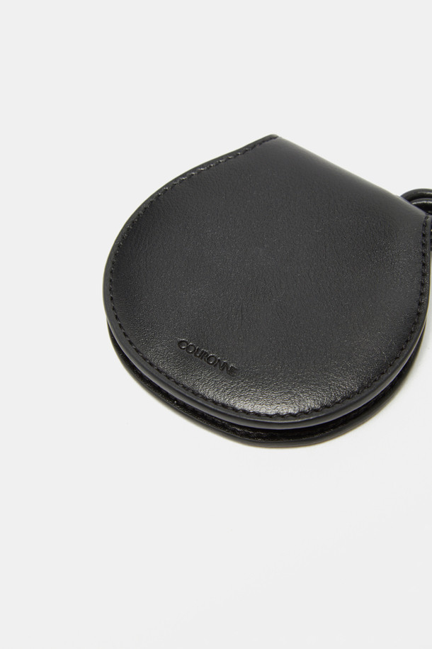 Billo(빌로) 미러 브러쉬 참은 부드러운 스웨이드 터치감과 은은한 광택이 돋보이는 합성가죽 소재의 미니 사이즈 참/키링입니다. 원형 디자인에 거울과 브러쉬가 달려 실용성을 더하며, 유려한 곡선 라인이 돋보입니다. 가방에 포인트를 더하거나 목걸이로 활용 가능하며, 긴 끈이 포함되어 있습니다. 물이나 오염물 침투를 방지하며, 일반 레더 소재보다 가볍게 제작되었습니다. 클래식, 미니멀, 캐주얼 스타일의 데이트룩, 쇼핑룩, 카페룩에 잘 어울립니다.
