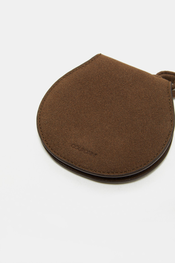 Billo 미러 브러쉬 참은 미니멀, 클래식, 캐주얼 스타일을 즐기는 분들을 위한 가방 참입니다. 부드러운 스웨이드와 합성가죽 소재를 사용하여 은은한 광택과 유려한 곡선 라인이 돋보이며, 브라운과 블랙 두 가지 컬러로 출시되었습니다. 원형 디자인에 거울과 브러쉬가 내장되어 실용성을 더했으며, 긴 끈이 포함되어 있어 데이트룩, 쇼핑룩 등 다양한 TPO에 활용하기 좋습니다. 일반 레더 소재보다 가볍고, 물이나 오염물 침투를 방지하여 여름철에도 쾌적하게 착용할 수 있습니다.
