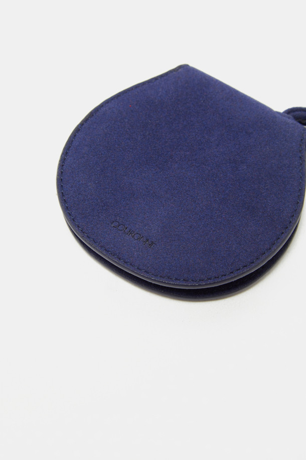 Billo(빌로) 미러 브러쉬 참은 가방에 포인트를 더해주는 액세서리입니다. 부드러운 스웨이드 터치감과 은은한 광택감을 선사하며, 내부에는 거울과 브라운 원형 빗이 내장되어 실용성을 높였습니다. 긴 끈이 포함되어 목걸이처럼 착용하거나 가방 참으로 활용 가능하며, 데이트룩, 쇼핑룩, 여행룩 등 다양한 TPO에 미니멀, 캐주얼, 클래식 스타일로 연출하기 좋습니다. 합성가죽 소재로 일반 레더보다 가볍고, 여름철에도 부담 없이 사용할 수 있으며, 물이나 오염물 침투를 막아 장마철에도 관리가 용이합니다.
