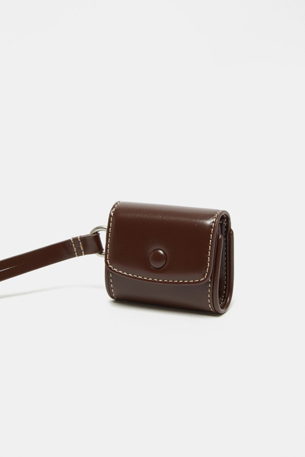 Buttony(버터니) 에어팟 케이스는 미니멀하고 캐주얼한 스타일을 추구하는 분들을 위한 브라운 컬러의 합성가죽 에어팟 케이스입니다. 사각형 디자인에 무지 패턴으로 깔끔함을 더했으며, 탈부착 스트랩과 슬림한 잠금장치, 버튼형 잠금 방식을 적용하여 편리함을 높였습니다. 경량 및 방수 기능으로 일상생활에서 편안하게 사용 가능하며, 갤럭시 버즈 및 에어팟 전 세대와 호환됩니다. 동네 마실룩, 산책룩, 여행룩 등 다양한 TPO에 어울리며, 작은 립스틱을 수납할 수도 있어 실용적입니다.
