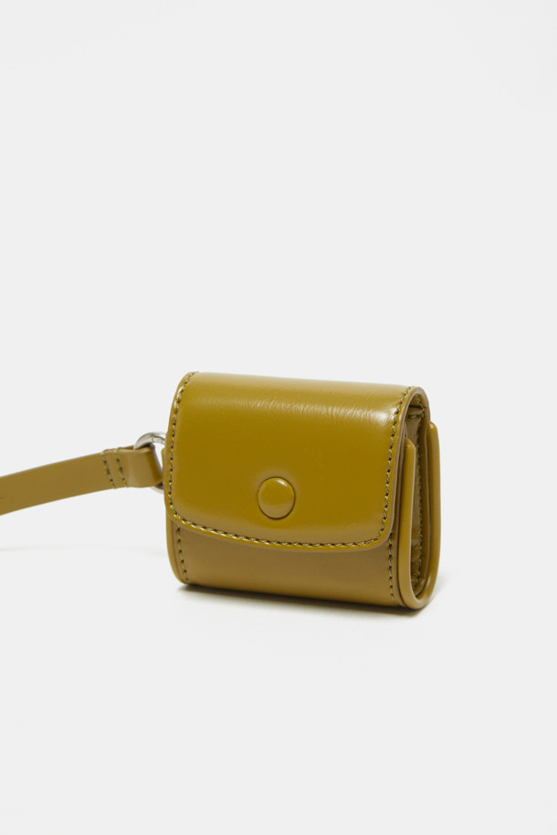 Buttony 에어팟 케이스는 합성가죽 소재의 미니멀한 사각 디자인으로, 동네 마실룩, 카페룩, 여행룩 등 다양한 TPO에 어울립니다. 실버 컬러에 스냅형 잠금 방식으로 편리함을 더했으며, 탈부착 스트랩과 내부 수납공간이 있어 실용적입니다. 모든 에어팟 세대 및 갤럭시 버즈와 호환 가능하며, 작은 립스틱 수납도 가능합니다. 미니멀하고 클래식한 디자인으로 여름 시즌에 특히 적합하며, 관리가 용이합니다.
