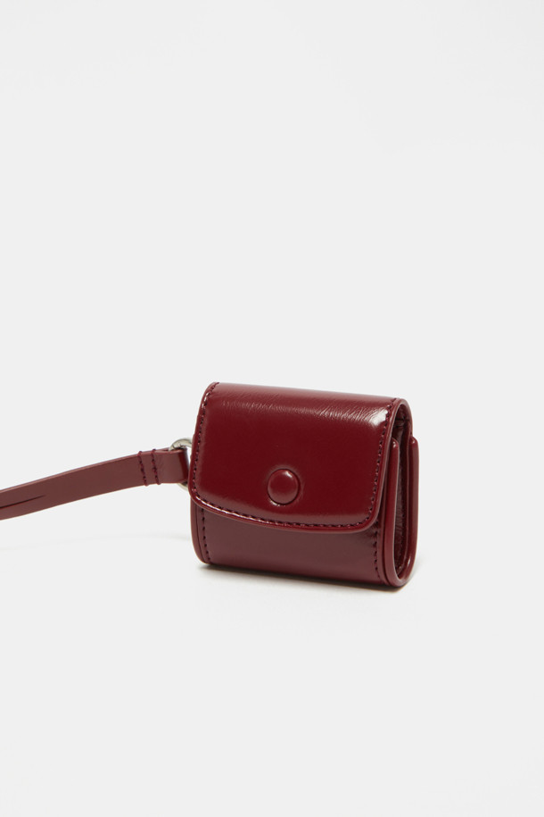 Buttony (버튼이) 에어팟 케이스는 미니멀한 디자인과 세련된 실버 하드웨어의 조화가 돋보이는 제품입니다. 와인 컬러의 부드러운 합성가죽 소재에 탈부착 가능한 스트랩이 더해져 편안한 착용감을 제공합니다. 스냅 잠금 방식으로 에어팟을 안전하게 보호하며, 가벼운 무게감과 얼룩 방지 기능으로 실용성을 높였습니다. 동네 마실룩이나 카페룩과 같은 캐주얼하면서도 클래식한 스타일을 연출하기에 좋습니다. 에어팟 전기종과 호환되어 다양한 사용자에게 적합합니다.
