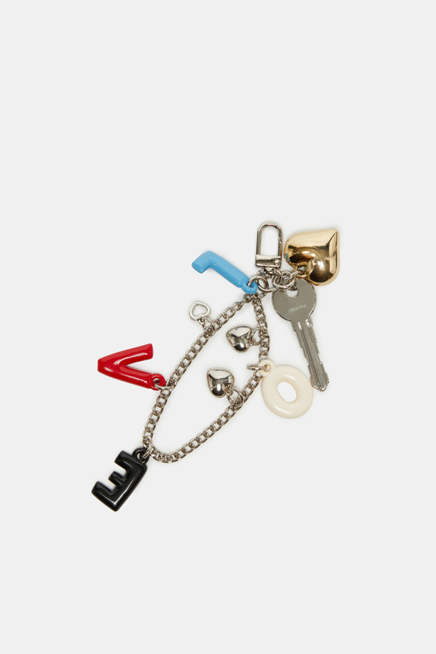 다양한 심볼릭 레터링 디자인이 돋보이는 레터링 참 액세서리입니다. 실버와 멀티컬러 두 가지 색상으로 제공되며, 니켈 소재로 제작되어 내구성이 뛰어납니다. 가방, 지갑 등 다양한 액세서리에 탈부착하여 포인트를 줄 수 있습니다. 'LOVE' 레터링을 포함하여 개성 넘치는 스타일을 연출해보세요. 디자인은 랜덤으로 발송됩니다.
