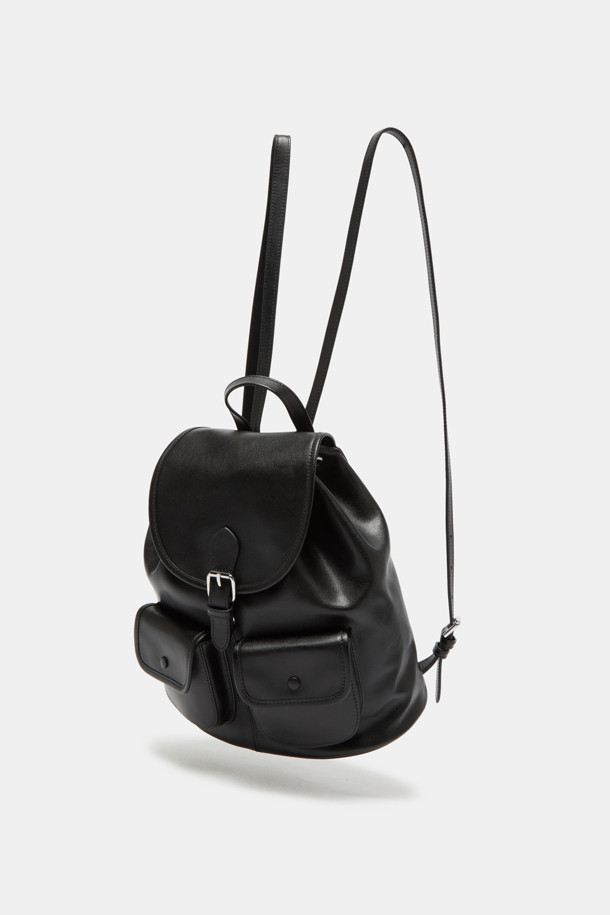 Buttony 백팩 24는 부드러운 소가죽 소재의 여성용 백팩입니다. 24 사이즈로, 플랩 디자인과 버클, 실버 하드웨어 장식이 돋보이며, 사각 모양에 무지 패턴으로 제작되었습니다. 사이즈 조절과 손잡이 기능을 갖췄으며, 부드러운 실루엣과 구조적인 디테일이 특징입니다. 외부 오픈 포켓 2개, 지퍼 포켓 1개, 내부 백패널 포켓 1개, 버튼형 잠금과 조임 끈으로 내용물을 안전하게 보관할 수 있습니다. 오피스룩, 출근룩, 모임룩 등 다양한 TPO에 클래식, 미니멀, 시크한 스타일을 더해줍니다.
