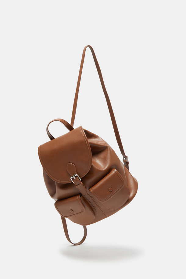 버터니 백팩 24는 부드러운 소가죽 소재의 여성 가방입니다. 브라운 컬러의 무지 디자인으로, 버튼, 지퍼, 드로우스트링 디테일이 돋보이며, 미디엄 사이즈의 사각형 쉐입을 갖추었습니다. 외부 오픈 포켓 2개, 지퍼 포켓 1개, 내부 백패널 오픈 포켓 1개로 실용적인 수납력을 제공하며, 조절 가능한 스트랩으로 편안한 착용감을 선사합니다. 글로시 마감으로 고급스러움을 더하여 데이트룩, 쇼핑룩, 카페룩 등 다양한 TPO에 클래식, 미니멀, 시크 스타일을 연출하기 좋습니다.
