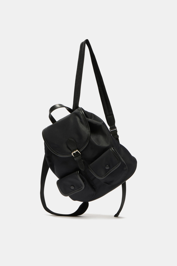 Buttony 백팩 24 나일론은 여성용 가방으로, 미니멀, 클래식, 시크한 스타일을 연출합니다. 부드러운 곡선 실루엣과 구조적 디테일, 자연스러운 볼륨감이 특징이며, 블랙 컬러의 무지 디자인으로 어떤 룩에도 잘 어울립니다. 나일론, 합성가죽, 소가죽 소재가 사용되었으며, 실버 하드웨어와 버클, 버튼 장식이 돋보입니다. 24 사이즈의 사각형 가방으로, 데이트룩, 카페룩, 쇼핑룩에 적합하며, 외부 및 내부 포켓을 갖춰 수납력을 높였습니다.
