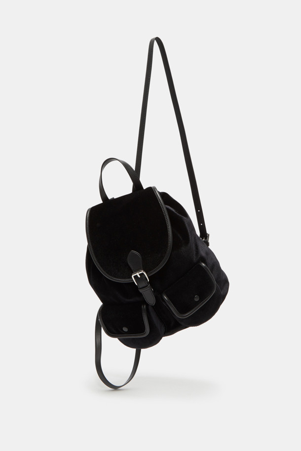 블랙 벨벳 소재의 Buttony 백팩 24 벨벳은 미니멀하고 모던한 스타일을 추구하는 여성들을 위한 백팩입니다. 24 사이즈로, 출근룩과 모임룩 모두에 잘 어울립니다. 사각 디자인에 버튼 디테일이 포인트로 들어가 있으며, 숄더 스트랩으로 편안하게 착용할 수 있습니다. 클래식하고 시크한 스타일을 연출하기 좋으며, 일상생활에서 활용하기 좋은 실용적인 가방입니다.
