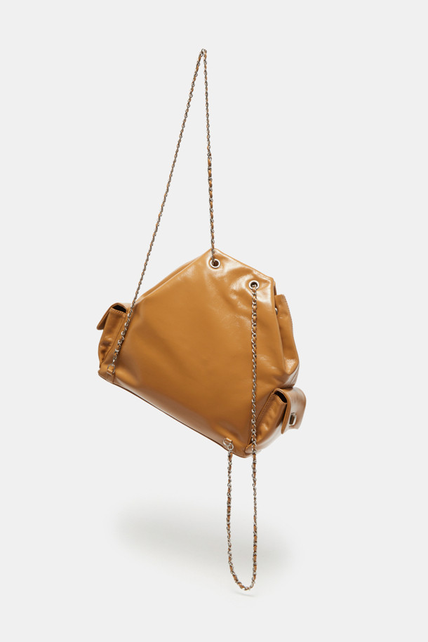 세련된 디자인의 노아 체인 백팩 29 (Noa Chain Backpack 29)을 소개합니다. 부드러운 소가죽 소재로 제작되었으며, 매트 실버 하드웨어와 글로시 마감으로 고급스러움을 더했습니다. 미디엄 사이즈의 사각 쉐입 백팩으로, 11인치 iPad 수납이 가능하며 양쪽 사이드 포켓과 내부 포켓 1개로 실용성을 높였습니다. 숄더백, 크로스백, 핸드백으로 변형 가능하여 다양한 스타일 연출이 가능하며, 체인 디테일로 포인트를 주어 데이트룩, 쇼핑룩, 모임룩 등 어떤 TPO에도 잘 어울립니다. 미니멀하고 시크한 스타일을 선호하는 여성분들께 추천합니다.
