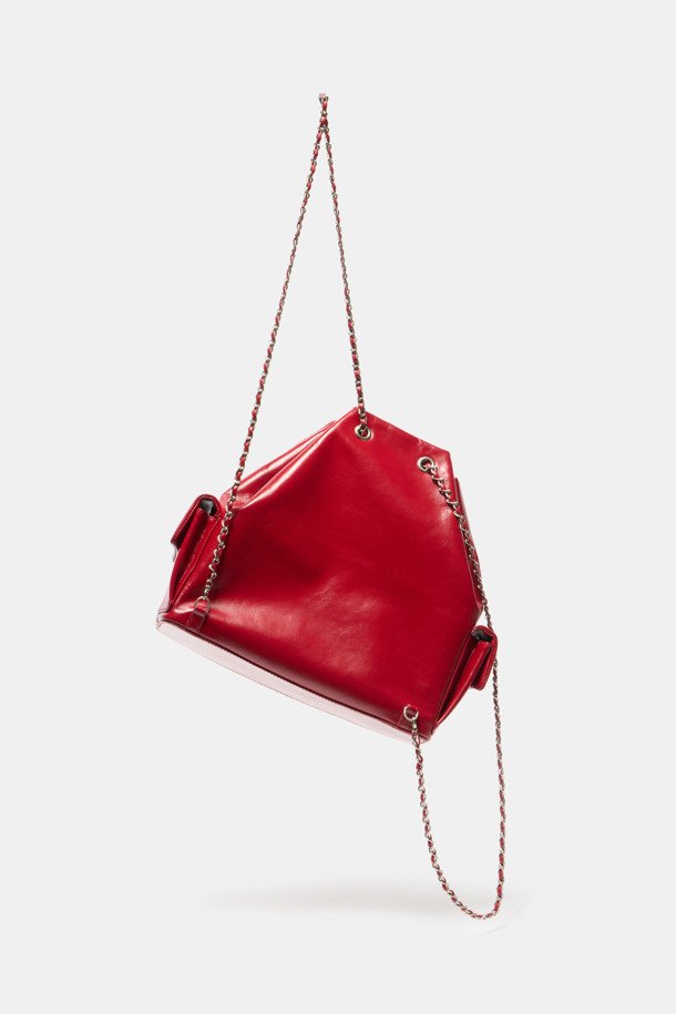 Noa 체인 백팩 29는 여성스러운 매력을 더해줄 미디엄 사이즈의 사각 백팩입니다. 소가죽 소재의 레드 컬러, 무지 패턴 디자인으로 클래식하고 엘레강스한 스타일을 연출합니다. 11인치 아이패드 수납이 가능하며, 내부 포켓, 측면 포켓이 있어 실용적입니다. 숄더, 크로스, 백팩 3way로 연출 가능하며, 체인 스트랩으로 길이 조절이 가능하여 데이트룩, 모임룩 등 다양한 TPO에 맞춰 시크하고 미니멀한 스타일을 완성할 수 있습니다. 매트 실버 하드웨어 디테일이 고급스러움을 더합니다.
