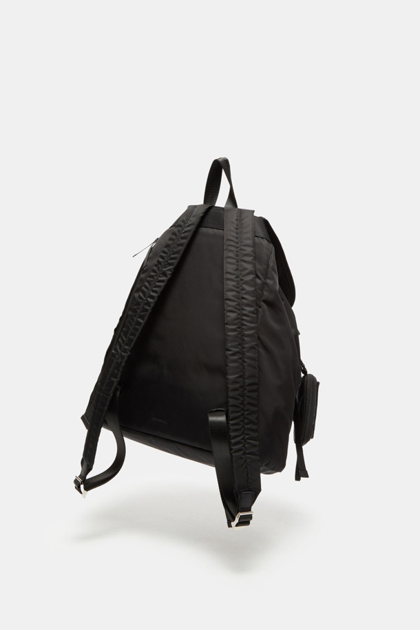 Mova 백팩 34는 남녀 모두 사용 가능한 미디엄 사이즈의 사각 백팩입니다. 블랙 색상의 무지 패턴으로 미니멀, 캐주얼, 클래식 스타일을 연출하며, 여행룩에 잘 어울립니다. 13인치, 16인치 노트북 및 태블릿을 수납할 수 있으며, 분리형 수납 파우치와 전면 지퍼 포켓이 있어 실용적입니다. 나일론 소재에 지퍼와 버클 디자인 장식이 더해졌으며, 조절 가능한 스트랩과 지퍼형 잠금 방식으로 편리함을 더했습니다. 일상 및 여행 시 유용하게 사용할 수 있습니다.
