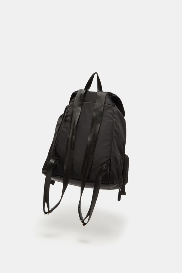 **Mova 백팩 29**는 여성용 미디엄 사이즈 백팩으로, 나일론 소재의 무지 디자인에 버클 장식이 돋보입니다. 수납의 편의성을 높이는 다양한 특징들을 갖추고 있는데, 태블릿/아이패드 수납이 가능하며, 분리형 멀티 파우치와 2개의 외부 지퍼 포켓, 1개의 내부 오픈 포켓, 그리고 1개의 내부 지퍼 포켓이 있습니다. 또한 외부 패스스루 지퍼가 있어 편리하며, 가방은 사각형 모양으로 지퍼와 버클로 잠글 수 있습니다. 일상생활에서 미니멀하고 캐주얼한 스타일을 연출하기에 적합합니다.
