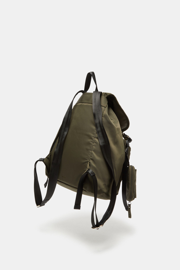 Mova 백팩 29는 여성용 미디엄 사이즈의 나일론 소재 가방입니다. 무지 패턴의 사각 디자인으로, 지퍼 포켓과 멀티 파우치 등의 디자인 장식이 돋보입니다. 13인치 디바이스 수납이 가능하며, 사이즈 조절 및 손잡이 기능이 갖춰져 있습니다. 소프트 바디 구조와 더불어 외부 지퍼 포켓 2개, 내부 오픈 포켓 1개, 내부 지퍼 포켓 1개, 외부 패스스루 지퍼 1개, 분리형 멀티 파우치, 조절 가능한 스트랩 등으로 실용성을 더했습니다. 지퍼형 잠금 방식으로, 미니멀하고 베이직한 스타일을 연출하여 일상생활에서 활용하기 좋습니다.
