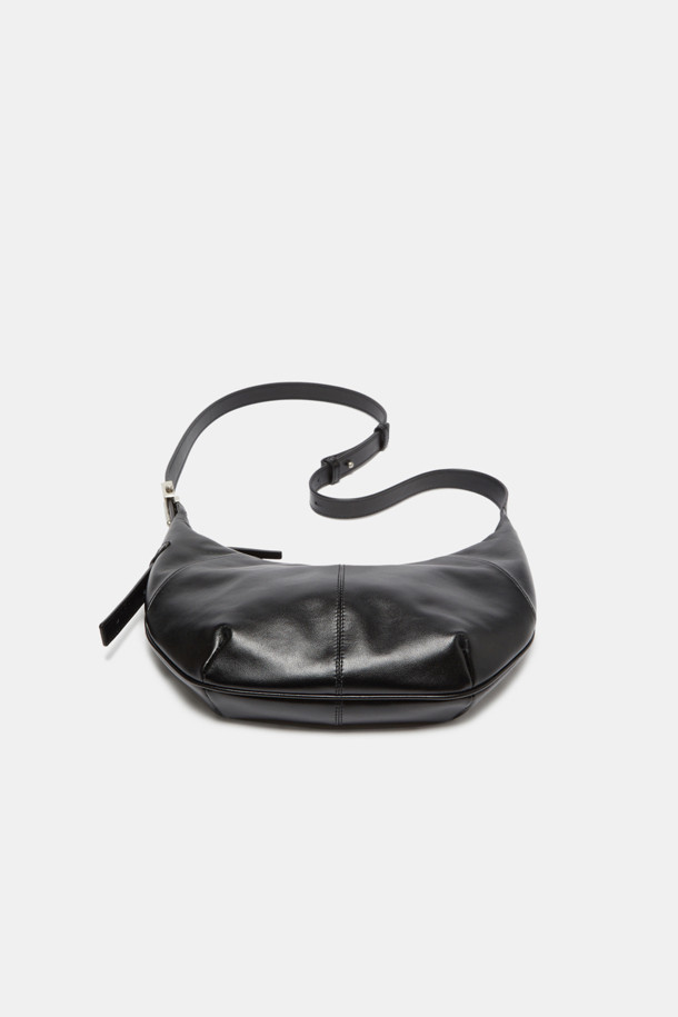 Faugeres 크로스 31은 여성스러운 매력을 더하는 스몰 사이즈의 크로스백입니다. 부드러운 소가죽 소재에 크링클 엠보싱 텍스처를 더해 고급스러움을 강조했으며, 블랙, 커스터드, 그라운드 커피 세 가지 컬러로 만나볼 수 있습니다. 내부 지퍼 포켓과 오픈 포켓, 조절 가능한 스트랩으로 실용성을 높였으며, 바디에 밀착되어 편안한 착용감을 선사합니다. 반원 형태의 디자인에 D-링 장식으로 포인트를 주었으며, 그라운드 커피 컬러에는 골드 하드웨어, 다른 컬러에는 실버 하드웨어를 사용하여 각 컬러의 매력을 더했습니다. 데이트룩, 쇼핑룩 등 다양한 스타일에 미니멀, 클래식, 시크한 무드를 연출해보세요.
