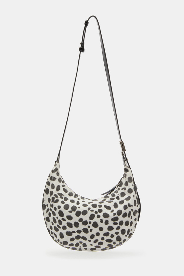 파고레스 크로스 31 밤비는 여성용 크로스백으로, 블랙과 화이트 두 가지 색상으로 만나볼 수 있습니다. 부드러운 가죽 소재에 귀여운 도트 및 애니멀 패턴이 돋보이며, 미디엄 사이즈로 제작되어 실용성을 더했습니다. 사각형 쉐입에 지퍼형 잠금 방식으로 소지품을 안전하게 보관할 수 있으며, 숄더 스트랩으로 편안하게 착용 가능합니다. 데이트룩, 모임룩 등 특별한 날은 물론, 미니멀, 시크 스타일에 맞춰 일상에서도 세련되게 연출할 수 있습니다.
