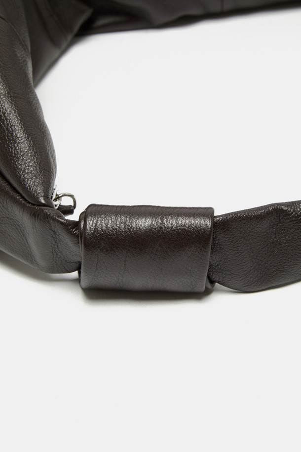 파고레스 보우 크로스 47는 부드러운 소가죽 소재의 미디엄 사이즈 여성 가방입니다. 자연스러운 폴딩 디자인과 리본 장식이 돋보이며, 내추럴 레더톤과 실버 컬러로 출시되었습니다. 숄더 및 크로스 형태로 착용 가능하며, 내부 포켓 1개와 함께 아이패드 11인치, 아이패드 미니, 아이폰, 맥북 프로까지 수납할 수 있어 실용적입니다. 심플하고 캐주얼한 실루엣으로 데이트룩, 쇼핑룩 등 다양한 일상 스타일에 클래식, 미니멀, 캐주얼 무드로 연출할 수 있습니다. 2way 스트랩으로 다양한 스타일을 연출할 수 있으며, 넉넉한 수납공간을 제공합니다.
