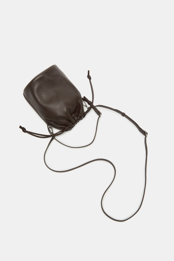 빌로 크로스 15는 부드러운 소가죽 소재에 실버 하드웨어 버클 장식으로 포인트를 준 여성 가방입니다. 15 사이즈로, 토트백과 크로스백 두 가지 스타일로 연출 가능한 2way 디자인이며, 탈부착 가능한 크로스 스트랩과 토트 핸들이 있어 실용적입니다. 내부에는 오픈 포켓 1개가 있으며, 조임용 끈으로 간편하게 여닫을 수 있습니다. 데이트룩, 쇼핑룩 등 다양한 TPO에 클래식, 미니멀, 시크한 스타일을 더해줍니다. 사용할수록 가죽 특유의 자연스러운 멋을 느낄 수 있는 가방입니다.
