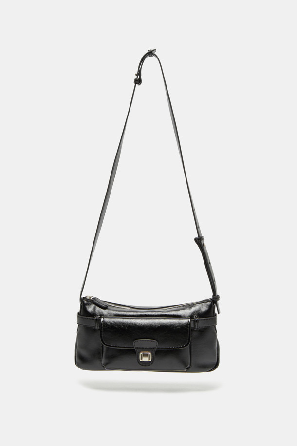 노아 포켓 크로스 31은 라미네이트 가죽과 옥스포드 코튼 소재로 제작된 여성용 크로스백입니다. 블랙, 브라운, 카멜 세 가지 색상으로 출시되었으며, 미니멀하고 모던한 스타일을 추구합니다. 사각형 디자인에 실버 하드웨어 장식이 더해졌으며, 생활 방수 기능과 내부 지퍼 포켓, 탈부착 가능한 스트랩으로 실용성을 높였습니다. 2way 착용이 가능하며, 출근룩과 모임룩에 모두 잘 어울리는 아이템입니다.
