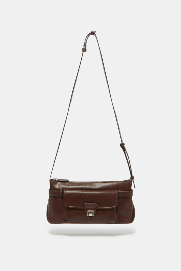 Noa 포켓 크로스 31은 여성 고객을 위한 미니멀하고 시크한 스타일의 크로스백입니다. 블랙, 브라운, 카멜 세 가지 색상으로 출시되었으며, 천연 가죽 소재에 실버 하드웨어 장식으로 포인트를 더했습니다. 옥스포드 원단 안감과 내부 지퍼 포켓, 탈부착 가능한 크로스 스트랩으로 실용성을 높였으며, 2way 착용이 가능합니다. 사각 쉐입에 생활 방수 기능을 갖춰 출근룩과 모임룩 등 일상생활에서 폭넓게 활용할 수 있습니다. 라미네이팅 처리, 스크래치 방지, 내구성 강화, 관리 용이한 특징을 갖춘 가방입니다.
