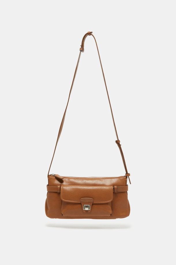 노아 포켓 크로스 31은 세련된 디자인과 실용성을 겸비한 여성용 크로스백입니다. 인조가죽과 면 소재로 제작되어 내구성이 뛰어나며, 블랙, 브라운, 카멜 세 가지 색상으로 출시되었습니다. 미니멀하고 모던한 스타일로, 데이트룩과 쇼핑룩에 잘 어울리며, 2-way 착용이 가능하여 다양한 스타일을 연출할 수 있습니다. 가방 내부에는 지퍼 포켓이 있어 소지품을 안전하게 보관할 수 있으며, 탈부착 가능한 크로스 스트랩과 실버 컬러 하드웨어, 버클 디자인이 특징입니다. 생활 방수 기능으로 갑작스러운 비에도 안심하고 사용할 수 있으며, 실용적인 가로형 사이즈에 편안한 착용감을 제공합니다.
