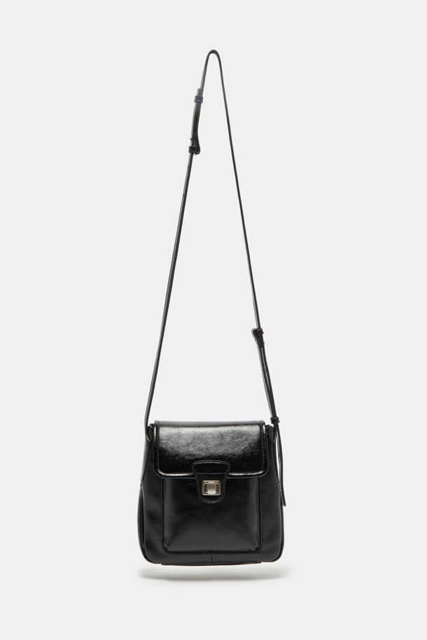 Noa 포켓 크로스 19는 여성스러운 스타일을 돋보이게 해주는 블랙 컬러의 미디엄 사이즈 가죽 크로스백입니다. 유행을 타지 않는 사각 쉐입에 미니멀하고 시크한 디자인으로, 오피스룩, 출근룩, 모임룩 등 다양한 TPO에 활용하기 좋습니다. 숄더 스트랩과 자석형 잠금 방식으로 실용성을 더했으며, 무지 디자인으로 어떤 스타일에도 잘 어울립니다. 가죽 소재 특유의 고급스러운 질감은 클래식한 분위기를 연출합니다. 데일리백으로 활용하기 좋은 아이템입니다.
