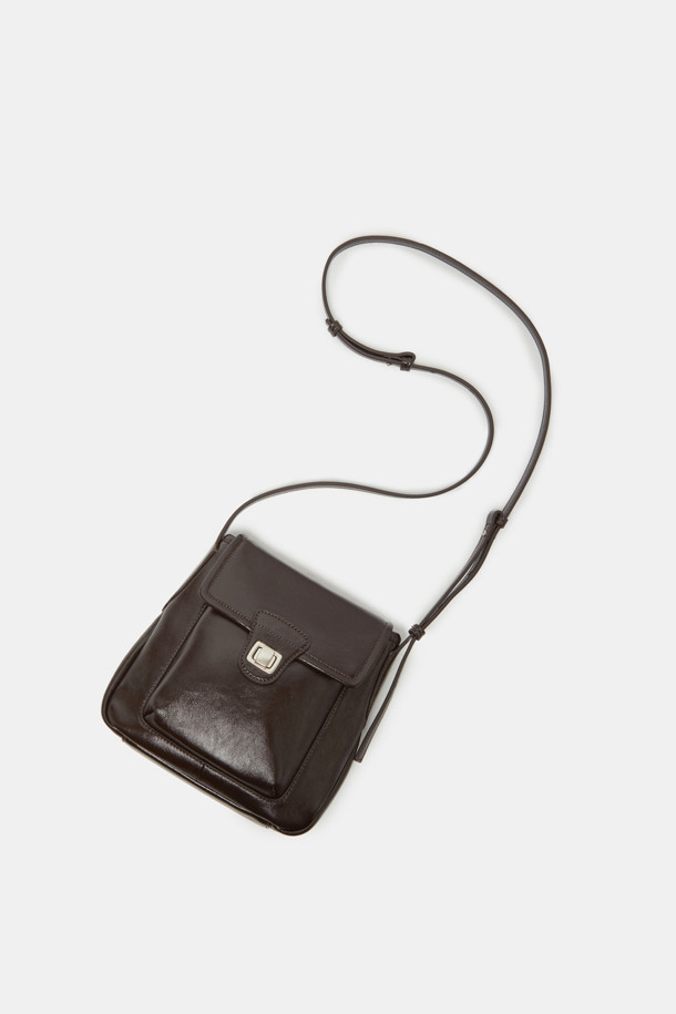 Noa 포켓 크로스 19는 여성스러운 매력을 더해줄 가죽 소재의 미디엄 사이즈 크로스백입니다. 브라운 컬러의 심플한 디자인에 버클 장식으로 포인트를 주어 클래식, 미니멀, 시크 스타일을 연출하기 좋습니다. 숄더 스트랩 탈부착이 가능하여 다양한 스타일로 활용할 수 있으며, 일상, 출근룩, 모임룩, 데이트룩 등 폭넓은 TPO에 잘 어울립니다. 마그네틱형 잠금 방식으로 편리하게 사용할 수 있는 실용적인 가방입니다.
