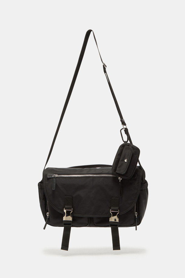 모바 메신저 크로스 36은 미디엄 사이즈의 사각 메신저백으로, 나일론과 폴리우레탄 소재로 제작되어 내구성이 뛰어납니다. 블랙 컬러의 무지 디자인으로, 미니멀, 시크, 캐주얼 스타일을 연출하기 좋습니다. 13인치 아이패드 수납이 가능하며, 멀티 수납 공간과 탈부착 가능한 멀티 파우치를 통해 수납력을 높였습니다. 도시적인 무드를 자아내며, 탈부착 가능한 카라비너와 지퍼 디자인으로 실용성을 더했습니다. 일상 및 여행룩에 모두 잘 어울리는 유니섹스 디자인의 메신저백입니다.
