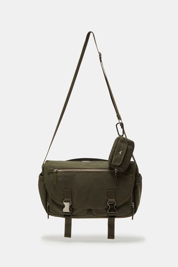 Mova 메신저 크로스 36은 남녀공용으로, 미니멀, 캐주얼, 시티보이 스타일을 즐기는 분들을 위한 가방입니다. 나일론과 폴리우레탄 소재로 제작되어 튼튼하며, 13인치 사이즈의 미디엄 크기로 넉넉한 수납 공간을 제공합니다. 무지 디자인에 실버 하드웨어 장식으로 포인트를 더했으며, 탈부착 가능한 멀티 파우치/지갑 분리가 가능합니다. 여행룩, 출근룩 등 다양한 TPO에 활용하기 좋으며, 전면 및 후면 지퍼 포켓, 우측 포켓, 내부 포켓 등 넉넉한 수납 공간을 갖춘 실용적인 사각 메신저백입니다. 지퍼형 잠금 방식으로 소지품을 안전하게 보관할 수 있습니다.
