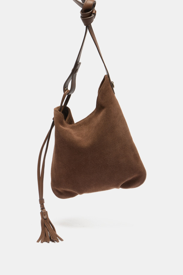 Faugeres 태슬 크로스 23은 부드러운 스웨이드 소재로 제작된 여성용 미디엄 사이즈 크로스백입니다. 캐주얼, 미니멀, 클래식 스타일에 잘 어울리며, 브라운 컬러와 무지 패턴으로 세련된 멋을 더합니다. 반원 형태의 가방 디자인에 태슬 장식이 포인트로 더해져 유니크함을 강조합니다. 지퍼형 잠금 방식으로 소지품을 안전하게 보관할 수 있으며, 숄더 스트랩과 크로스백 스트랩으로 다양한 스타일 연출이 가능합니다. 일상생활에서 편안하게 사용할 수 있는 실용적인 가방입니다.
