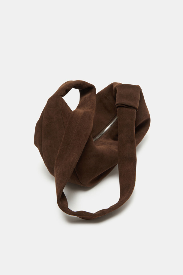 Faugeres Bow Cross 47 Suede (포게르 보우 크로스 47 스웨이드)는 부드러운 터치감의 스웨이드 소재로 제작된 여성용 크로스백입니다. 다크브라운 컬러의 미디엄 사이즈 반원 형태 가방으로, 리본과 메달 지퍼 장식이 돋보입니다. 내부 포켓 1개와 조절 가능한 스트랩이 있어 실용적이며, 11인치 아이패드 수납이 가능합니다. 숄더/크로스 2way 방식으로, 데이트룩이나 카페룩, 클래식, 미니멀, 걸리시 스타일 모두에 잘 어울립니다. 자연스러운 패티나 형성이 특징이며, 수분이나 마찰에 의해 이염될 수 있으니 주의하여 사용하십시오.
