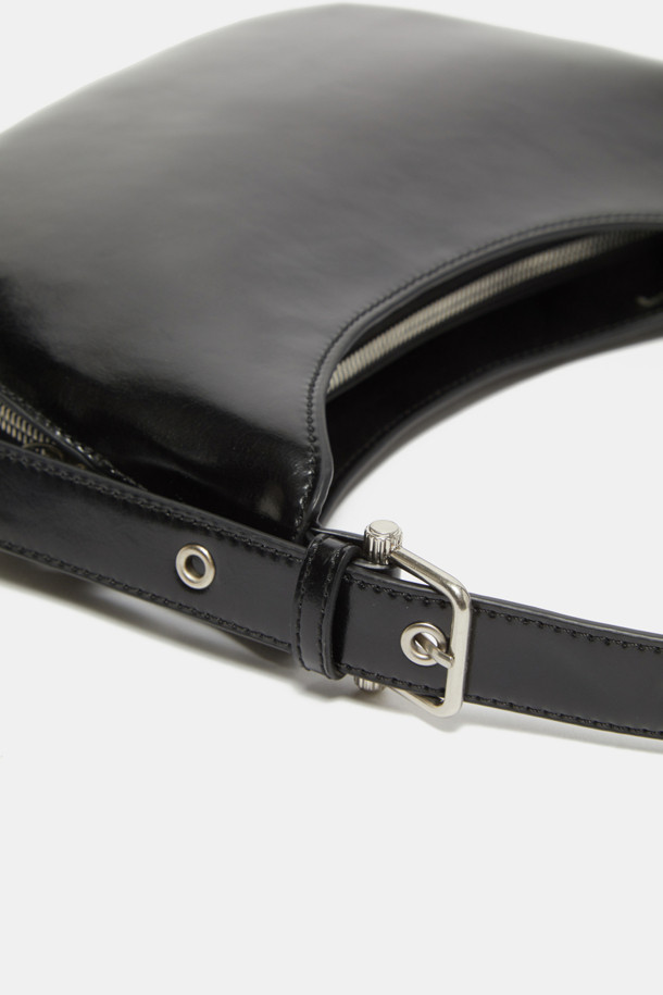 세련된 스타일을 완성해 줄 루나 숄더 29 (Luna Shoulder 29) 숄더백입니다. 부드러운 가죽 소재와 블랙 컬러, 미디엄 사이즈로 제작되어 데일리 가방으로 활용하기 좋습니다. 플랩 디자인과 마그네틱형 잠금 방식으로 실용성을 더했으며, 반원 모양과 버클 장식이 포인트가 되어 클래식, 미니멀, 시크 스타일을 연출하기 좋습니다. 오피스룩, 출근룩, 모임룩 등 다양한 TPO에 매치하여 세련된 스타일을 완성해 보세요.
