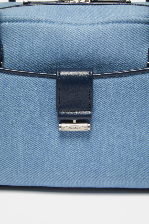 Vive 숄더 33 데님백은 여성 고객을 위한 미디엄 사이즈 숄더백입니다. 데님블루와 네이비 두 가지 색상으로 제공되며, 데님과 합성가죽 소재로 제작되어 캐주얼, 클래식, 미니멀 스타일을 모두 소화합니다. 사각형 쉐입에 지퍼형 잠금 방식으로 내용물을 안전하게 보관하며, 투톤 디자인과 더블 핸들로 포인트를 더했습니다. 데이트룩, 출근룩, 모임룩 등 다양한 TPO에 활용 가능합니다.
