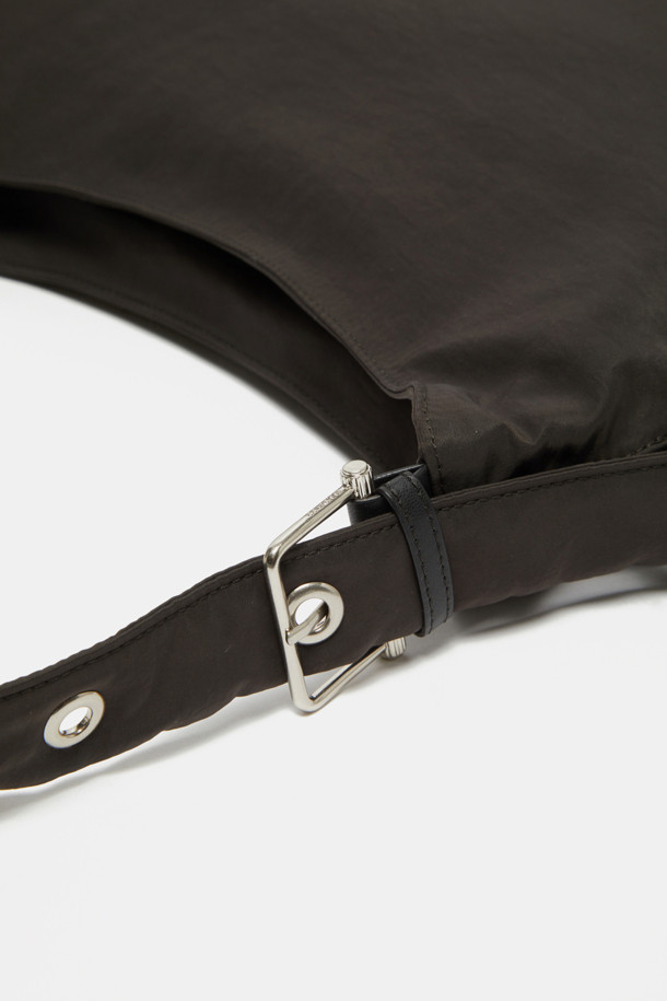 "루나 숄더 44 나일론" 숄더백은 여성 고객을 위해 디자인되었습니다. 브라운과 다크브라운 두 가지 색상으로 제공되며, 심플한 디자인과 무지 패턴이 특징입니다. 라지 사이즈의 반원 형태 가방으로, 지퍼형 잠금 방식으로 내용물을 안전하게 보관할 수 있습니다. 나일론 소재로 제작되어 튼튼하며, 숄더백과 크로스백 두 가지 스타일로 연출 가능하여 출근룩과 모임룩에 모두 잘 어울립니다. 미니멀, 클래식, 캐주얼 스타일을 선호하는 분들께 추천합니다.
