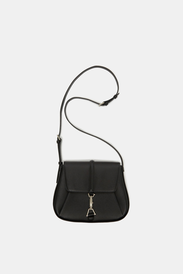 마농 숄더 25는 웨이브 엠보싱 패턴의 소가죽 소재 여성 숄더백입니다. 블랙 컬러로, 데이트룩, 쇼핑룩 등 다양한 TPO에 활용 가능하며, 클래식, 미니멀, 시크 스타일을 연출하기 좋습니다. 가방 전면에는 메달 하드웨어와 비대칭 삼각 링 장식이 더해져 세련된 포인트를 더합니다. 내부에는 앞면 오른쪽 포켓 1개와 뒷면 지퍼 포켓 1개가 있어 수납력을 높였으며, 숄더백, 크로스백, 토트백으로 활용 가능하며 길이 조절이 가능합니다. 실버 컬러 하드웨어로 마감되어 데일리백으로 손색없습니다.
