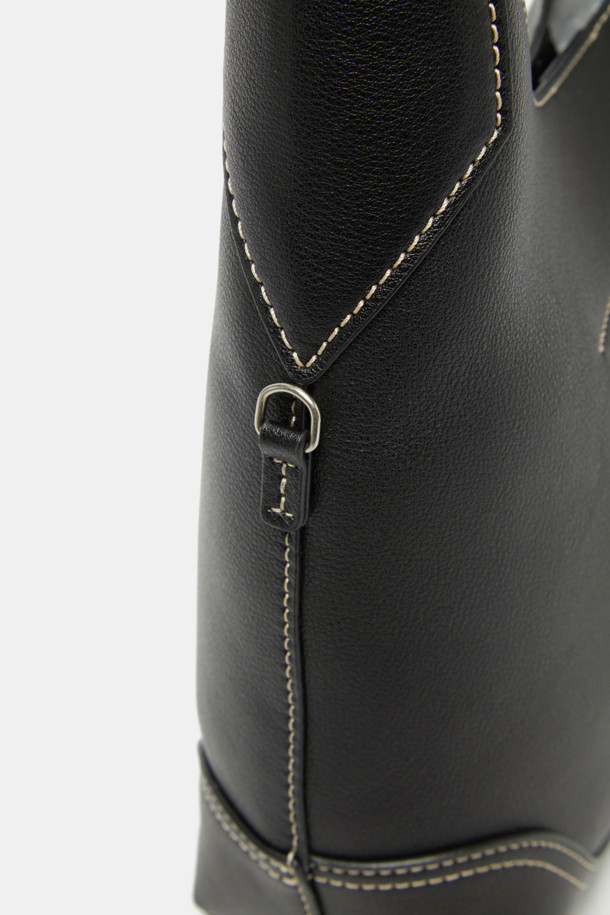 세느 이지 숄더 28은 미디엄 사이즈의 여성 숄더백입니다. 라미네이티드 레더와 혼방 소재로 제작되었으며, 부드러운 촉감과 내구성을 자랑합니다. 미니멀한 디자인에 실버 하드웨어, D링, 참 부착이 가능하며, 11인치 아이패드 수납이 가능합니다. 생활 방수, 방수 기능을 갖춰 실용적이며, 원핸들 숄더 스트랩과 크로스바디 스트랩 옵션, 다양한 착용 방식으로 데이트룩, 오피스룩, 모임룩 등 어떤 스타일에도 잘 어울립니다.
