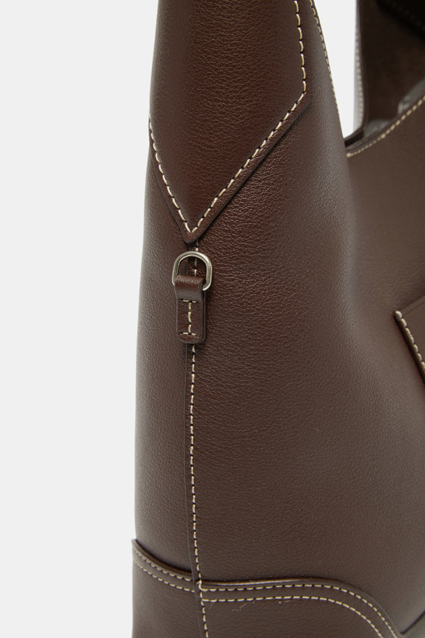 세느 이지 숄더 28은 여성용 미디엄 사이즈 숄더백으로, 라미네이팅 가죽과 혼방 소재로 제작되어 부드러운 텍스처와 감촉을 자랑합니다. 무지 디자인에 실버 하드웨어, D링, 참장식 부착 가능 디자인으로 클래식하고 미니멀한 스타일을 연출합니다. 스크래치 및 마모 방지 기능과 생활 방수가 가능하며, 내부 포켓 1개와 외부 포켓 1개, 그리고 크로스백으로도 활용할 수 있는 편리함을 갖췄습니다. 데이트룩, 쇼핑룩 등 일상에서 폭넓게 활용할 수 있는 베이직한 디자인의 가방입니다.
