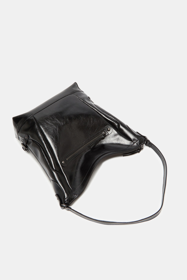 Hyper Zipper Shoulder 30 (하이퍼 지퍼 숄더 30)은 미니멀, 시크, 클래식 스타일을 추구하는 여성들을 위한 숄더백입니다. 검은색 나일론 소재로 제작되어 튼튼하며, 사각 모양에 지퍼 디자인으로 포인트를 주었습니다. 30 사이즈의 미디엄 크기로, 출근룩에 적합하며 수납 기능을 갖춰 실용적입니다. 숄더 스트랩과 지퍼형 잠금 방식이 특징이며, Hyper Zipper (하이퍼 지퍼) 시리즈의 제품입니다.
