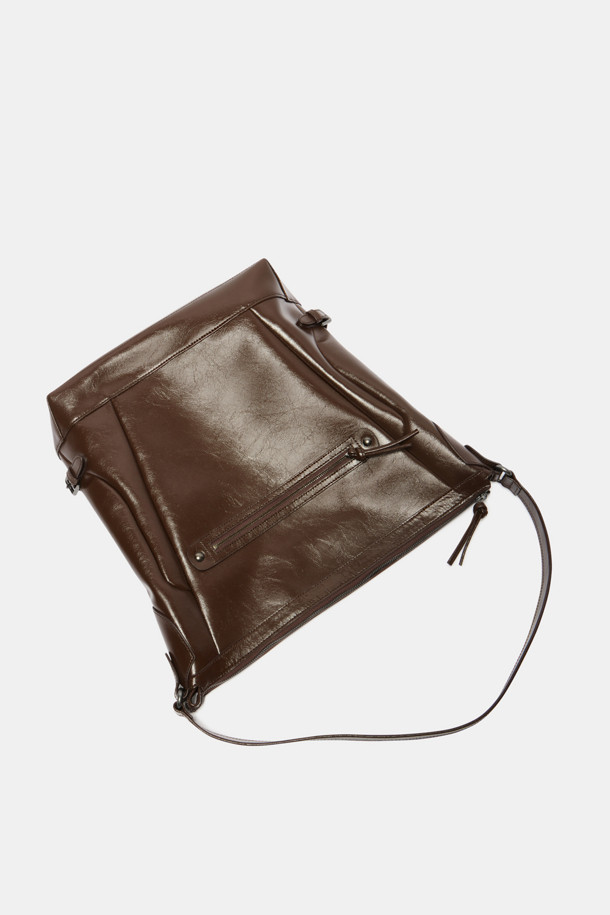 Hyper Zipper Shoulder 30 (하이퍼 지퍼 숄더 30)은 여성용 숄더백입니다. 브라운 컬러의 미디엄 사이즈 사각 숄더백으로, 무지 패턴의 합성가죽 소재로 제작되었습니다. 지퍼형 잠금 방식과 지퍼 디자인 장식이 특징이며, 숄더 스트랩으로 어깨에 편안하게 멜 수 있습니다. 오피스룩, 모임룩, 데이트룩 등 다양한 TPO에 클래식, 미니멀, 시크 스타일로 연출하기 좋습니다. 사이즈 조절이 가능하여 실용성을 더했습니다.
