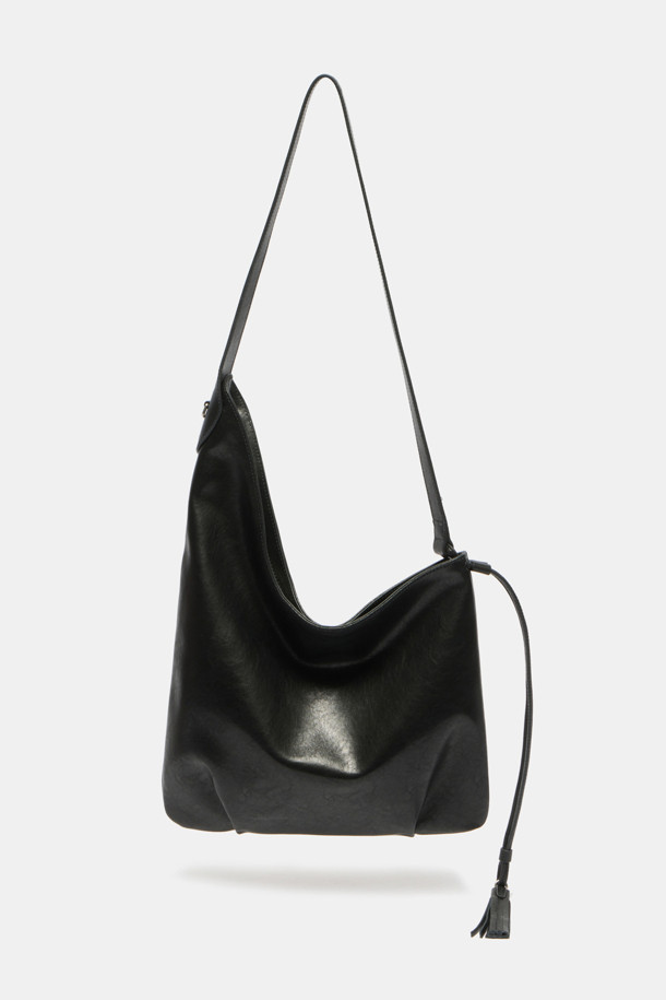 Faugeres 태슬 숄더 33은 여성용 숄더백입니다. 블랙 컬러의 가죽 소재로 제작되었으며, 미디엄 사이즈의 사각형 쉐입을 갖추었습니다. 무지 패턴에 태슬 장식이 포인트로 더해져 클래식, 미니멀, 시크 스타일을 연출합니다. 지퍼형 잠금 방식으로 내용물을 안전하게 보관할 수 있으며, 숄더 스트랩이 있어 오피스룩에 편안하게 코디할 수 있습니다. 일상용으로 활용하기 좋은 디자인입니다.
