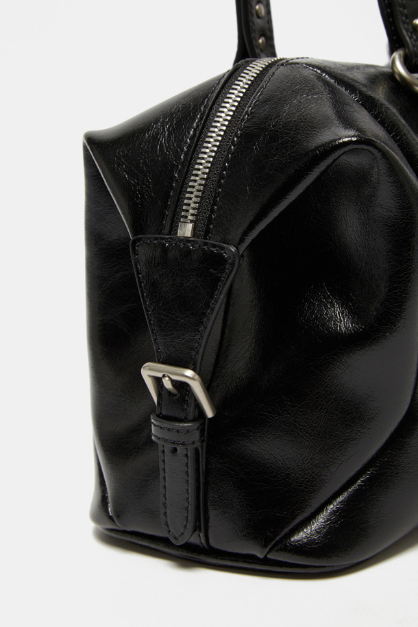 "Hyper 지퍼 숄더 39"는 부드러운 촉감과 자연스러운 광택이 돋보이는 레드 컬러의 여성 숄더백입니다. 13인치 미디엄 사이즈의 소가죽 소재로 제작되었으며, 입체적인 사각 디자인에 지퍼 디테일이 더해져 어반 스타일을 연출합니다. 더블 핸들 및 숄더 스트랩으로 다양한 연출이 가능하며, 넉넉한 수납공간과 태블릿 수납 기능으로 실용성을 높였습니다. 내부에는 오픈 포켓 1개와 지퍼 포켓 1개가 있어 소지품을 효율적으로 정리할 수 있으며, 출근룩과 모임룩에 클래식, 미니멀, 시크한 무드를 더해줍니다.
