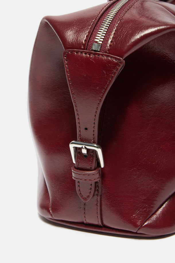 Hyper Zipper Shoulder 39 (하이퍼 지퍼 숄더 39)는 부드러운 소가죽 소재로 제작된 여성용 미디엄 사이즈 숄더백입니다. 모던하고 도시적인 무드를 연출하며, 레드 컬러와 무지 패턴이 세련된 감각을 더합니다. 세련된 디자인의 실버 하드웨어 지퍼 장식과 모던한 곡선 실루엣이 특징이며, 13인치 태블릿 수납이 가능합니다. 내부에는 태블릿을 안전하게 보호할 수 있는 공간과 내부 포켓, 지퍼 포켓이 있어 실용성을 높였으며, 출근룩과 모임룩에 활용하기 좋아 미니멀, 클래식, 시크 스타일을 즐겨 입는 분들께 추천합니다.
